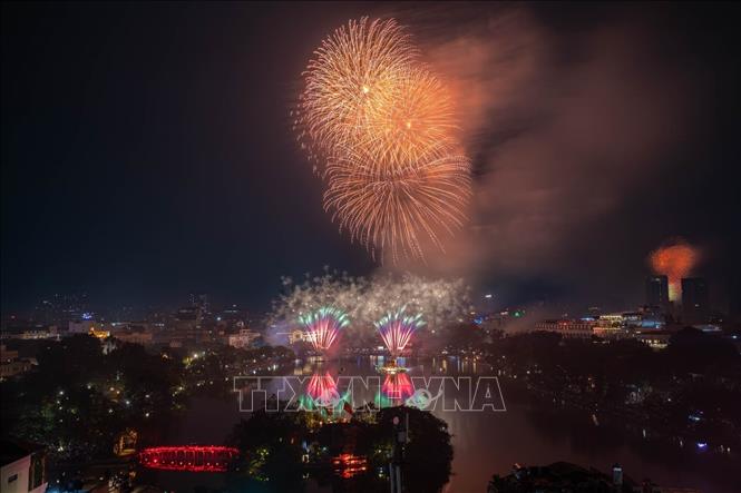 Fireworks display on Hoan Kiem Lake of Hanoi. VNA Photo