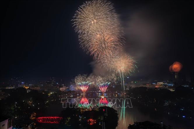 Fireworks display on Hoan Kiem Lake of Hanoi. VNA Photo