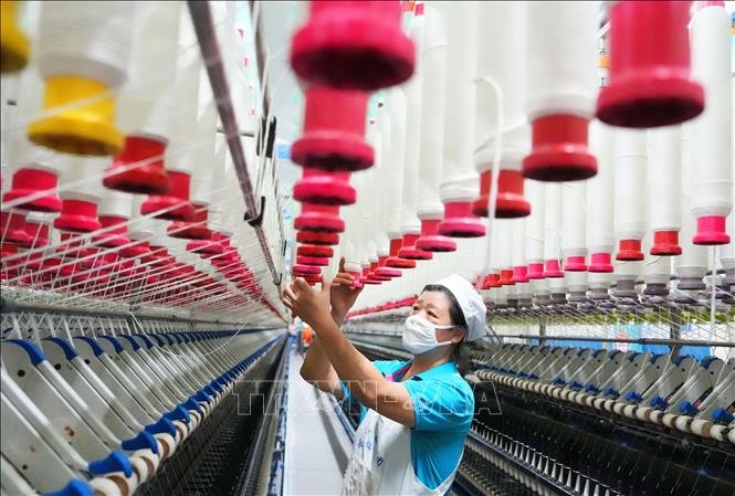 Công nhân làm việc trên dây chuyền sản xuất tại công ty dệt ở Hành Dương, tỉnh Hồ Nam, Trung Quốc ngày 31/12/2025. Ảnh: THX/TTXVN