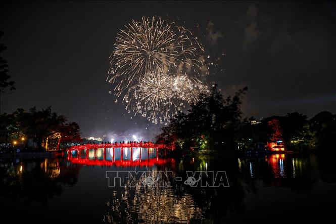 Pháo hoa rực rỡ tại Hồ Hoàn Kiếm. Ảnh: Khánh Hoà - TTXVN