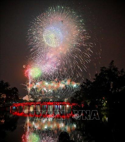 Pháo hoa rực rỡ tại Hồ Hoàn Kiếm. Ảnh: Khánh Hoà - TTXVN