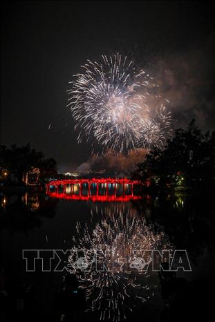 Pháo hoa rực rỡ tại Hồ Hoàn Kiếm. Ảnh: Khánh Hoà - TTXVN