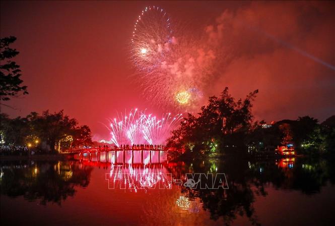 Pháo hoa rực rỡ tại Hồ Hoàn Kiếm. Ảnh: Khánh Hoà - TTXVN