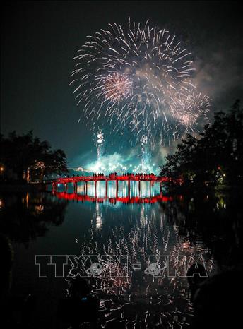 Pháo hoa rực rỡ tại Hồ Hoàn Kiếm. Ảnh: Khánh Hoà - TTXVN