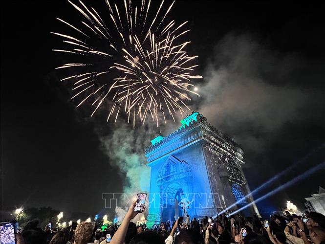 Màn bắn pháo hoa chào mừng năm mới 2026 tại thủ đô Viêng Chăn, Lào. Ảnh: Đỗ Bá Thành. PV TTXVN tại Lào