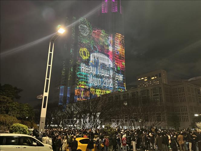 Người dân Tokyo và du khách quốc tế tập trung trước Tòa thị chính để chào đón năm mới 2026. Ảnh: Ngọc Tuân - PV TTXVN tại Nhật Bản