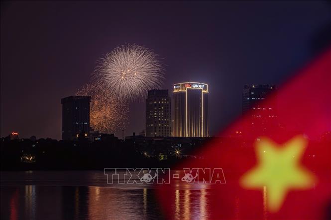 Màn pháo hoa rực rỡ thắp sáng bầu trời khu vực Hồ Tây (Hà Nội) trong không khí náo nức, hân hoan của người dân và du khách chào đón năm mới 2026. Ảnh: TTXVN