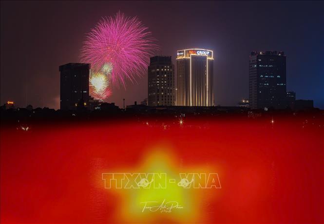 Màn pháo hoa rực rỡ thắp sáng bầu trời khu vực Hồ Tây (Hà Nội) trong không khí náo nức, hân hoan của người dân và du khách chào đón năm mới 2026. Ảnh: TTXVN