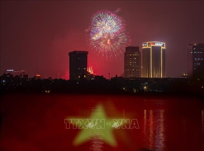 Màn pháo hoa rực rỡ thắp sáng bầu trời khu vực Hồ Tây (Hà Nội) trong không khí náo nức, hân hoan của người dân và du khách chào đón năm mới 2026. Ảnh: TTXVN