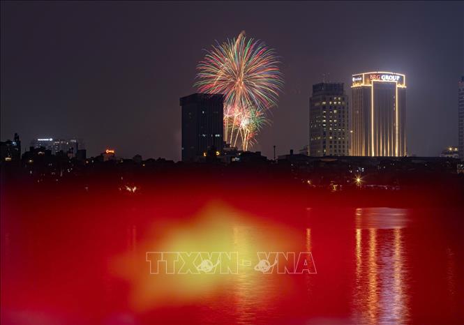 Màn pháo hoa rực rỡ thắp sáng bầu trời khu vực Hồ Tây (Hà Nội) trong không khí náo nức, hân hoan của người dân và du khách chào đón năm mới 2026. Ảnh: TTXVN