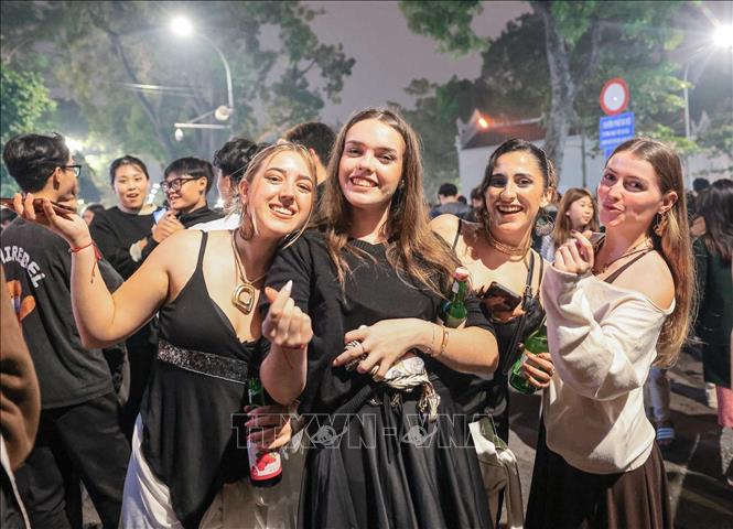 Du khách nước ngoài đón năm mới tại Hà Nội. Ảnh: Hoàng Hiếu - TTXVN