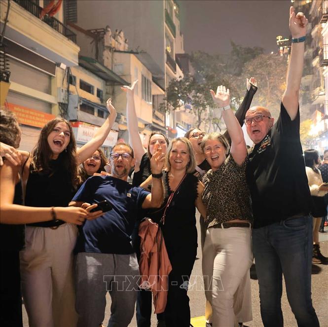 Niềm hân hoan của du khách trong thời khắc đầu tiên của năm mới 2026 tại Hà Nội. Ảnh: Hoàng Hiếu - TTXVN