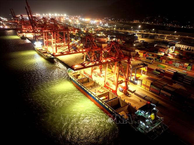 Cảng container hàng hoá ở Liên Vân Cảng, tỉnh Giang Tô, Trung Quốc ngày 31/12/2025. Ảnh: THX/TTXVN