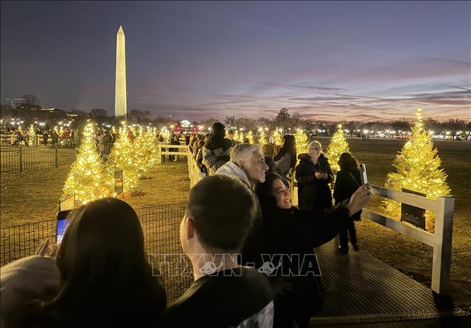 Những ánh đèn nhiều màu trên cây thông tạo nên khung cảnh huyền ảo, thu hút cả người lớn lẫn trẻ em. Ảnh: Ngọc Quang – PV TTXVN tại Mỹ
