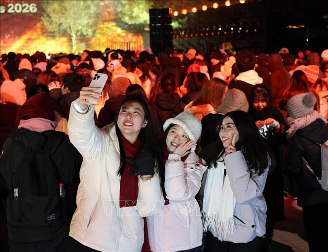 Nhóm sinh viên nước ngoài (sinh viên Việt Nam ở giữa) tham gia màn đếm ngược đón năm mới
Ảnh: Hải Yến (Phóng viên TTXVN tại Trung Quốc)

