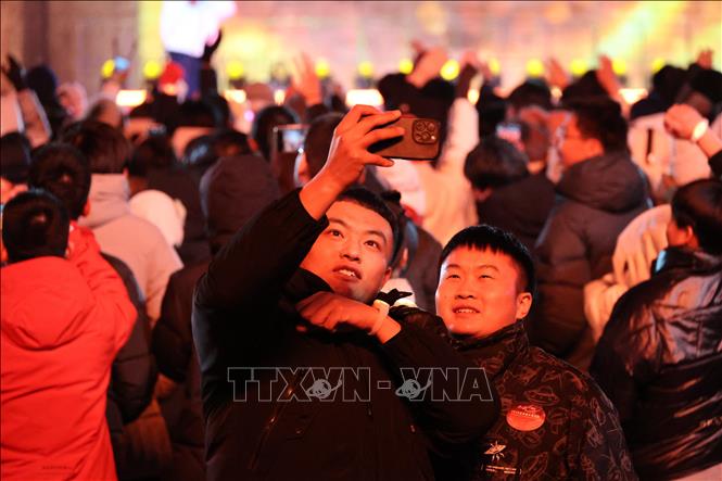 Hai bạn trẻ lưu lại khoảnh khắc khó quên
Ảnh: Hải Yến (Phóng viên TTXVN tại Trung Quốc)

