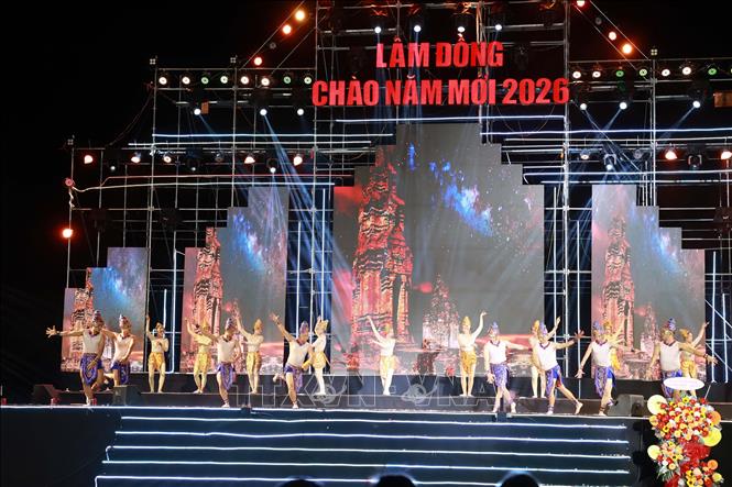 Tiết mục văn nghệ đặc sắc, đậm đà bản sắc dân tộc chào đón năm mới 2026 Ảnh: Hưng Thịnh – TTXVN