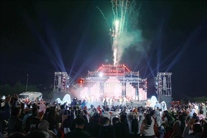 Thời khắc chào đón năm mới 2026. Ảnh: Hưng Thịnh – TTXVN