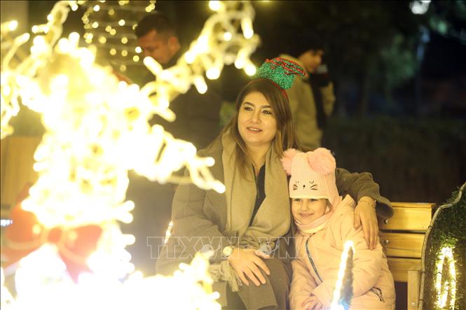 Người dân chụp hình lưu niệm trước khời khắc đón chào năm mới 2026 tại Ankara, Thổ Nhĩ Kỳ. Ảnh: THX/TTXVN