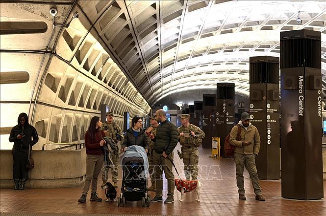 Vệ binh Quốc gia làm nhiệm vụ tại một bến tàu điện ngầm ở thủ đô Washington DC. Ảnh: Ngọc Quang – PV TTXVN tại Mỹ