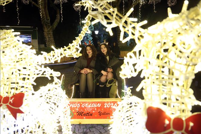 Người dân chụp hình lưu niệm trước khời khắc đón chào năm mới 2026 tại Ankara, Thổ Nhĩ Kỳ. Ảnh: THX/TTXVN