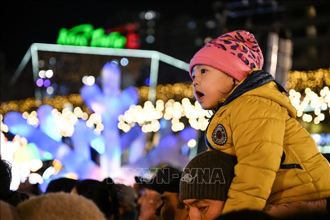 Một em nhỏ tham gia đón năm mới tại Almaty, Kazakhstan. Ảnh: THX/TTXVN