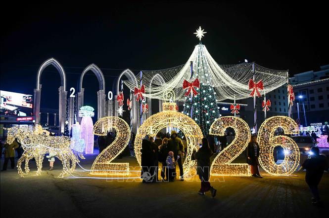 Người dân chụp hình lưu niệm trước thời khắc đón chào năm mới tại Almaty, Kazakhstan. Ảnh: THX/TTXVN