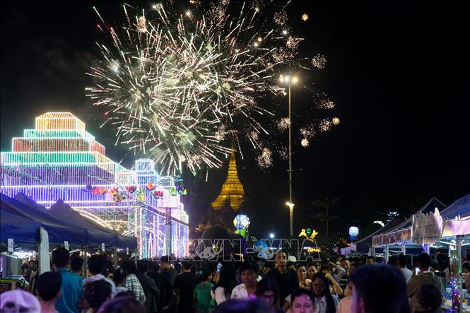 Màn pháo hoa rực rỡ chào mừng năm mới tại Yangon, Myanmar. Ảnh: THX/TTXVN