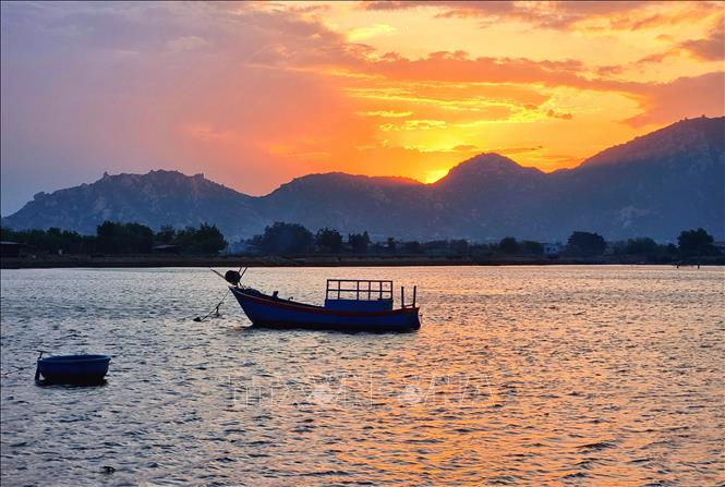 A peaceful sunset on Nai lagoon. VNA Photo: Nguyễn Thành