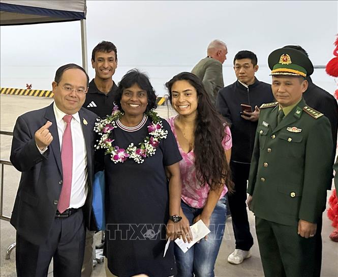 Bí thư Tỉnh ủy Quảng Ninh Quản Minh Cường (ngoài cùng bên trái) tặng hoa và chụp ảnh lưu niệm cùng du khách. Ảnh: Đức Hiếu - TTXVN
