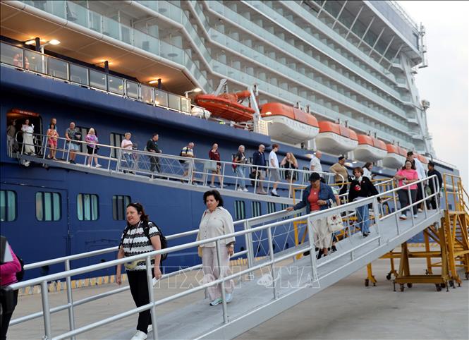 Các du khách rời tàu Clebrity Solstice đi tham quan các địa điểm du lịch. Ảnh: Đức Hiếu - TTXVN
