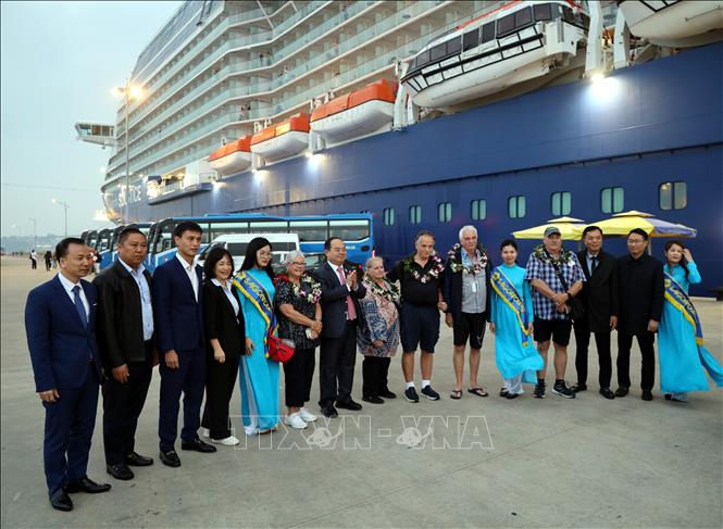 Bí thư Tỉnh ủy Quảng Ninh Quản Minh Cường (đứng giữa) chụp ảnh cùng du khách và các đơn vị lữ hành. Ảnh: Đức Hiếu - TTXVN
