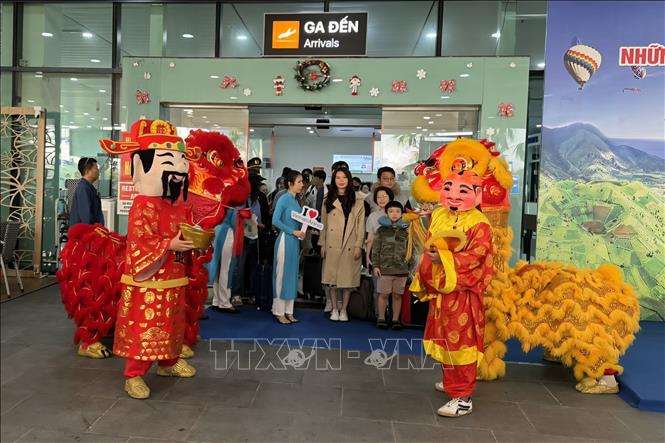 Những vị khách đầu tiên của năm 2026 đến Gia Lai được chào đón nồng nhiệt. Ảnh: Sỹ Thắng - TTXVN
