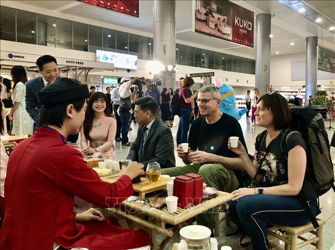 Nhiều du khách nước ngoài trải nghiệm không gian Tết cổ truyền tại sự kiện. Ảnh: Mỹ Phương - TTXVN.