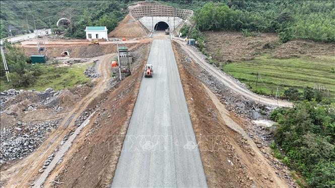 Hạng mục đường dẫn vào hầm Đèo Ngang đang được hoàn thiện những giai đoạn cuối để thảm nhựa . Ảnh: Hữu Quyết - TTXVN
