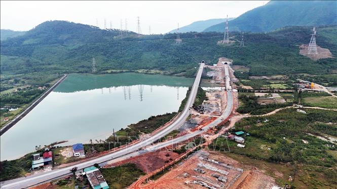 Ống hầm Đèo Ngang mới có điểm đầu thuộc phường Hoành Sơn - tỉnh Hà Tĩnh và điểm cuối thuộc địa phận xã Phú Trạch - tỉnh Quảng Trị. Ảnh: Hữu Quyết - TTXVN