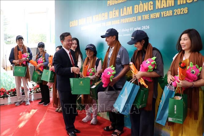 Nguyen Van Loc, Director of the Lam Dong Department of Culture, Sports and Tourism, presents gifts to the first tourists visiting Lam Dong in 2026. VNA Photo