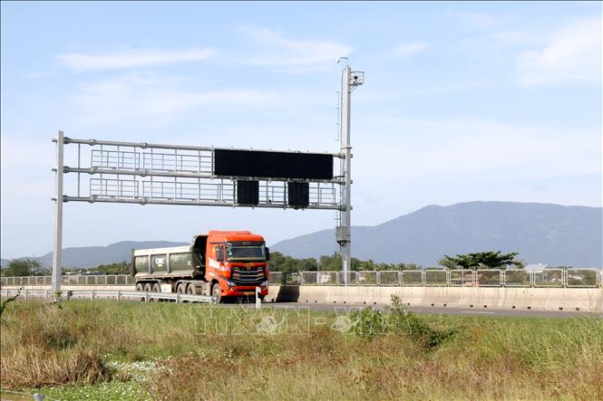Hệ thống theo dõi giao thông thông minh trên cao tốc Vĩnh Hảo - Phan Thiết (Lâm Đồng). Ảnh: Nguyễn Thanh - TTXVN