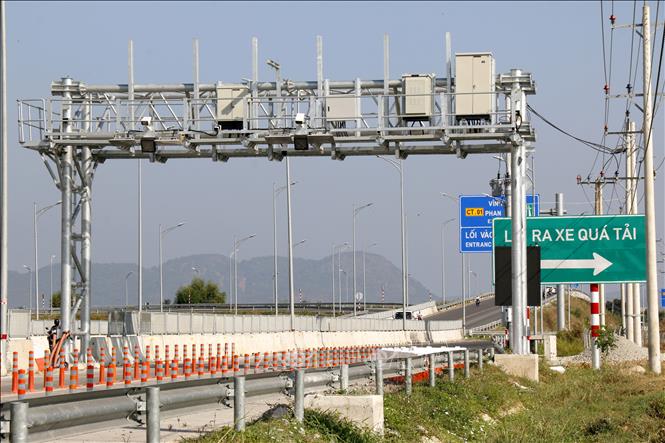 Lối ra cho xe quá tải khi bị trạm cân tự động báo hiệu tại nút giao Ma Lâm thuộc cao tốc Vĩnh Hảo - Phan Thiết (Lâm Đồng). Ảnh: Nguyễn Thanh - TTXVN