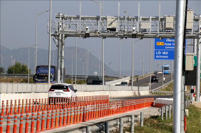 Lối vào cao tốc Vĩnh Hảo - Phan Thiết (Lâm Đồng) tại nút giao Ma Lâm được trang bị hệ thống theo dõi giao thông thông minh (ITS) ghi nhận thông tin phương tiện tham gia giao thông. Ảnh: Nguyễn Thanh - TTXVN