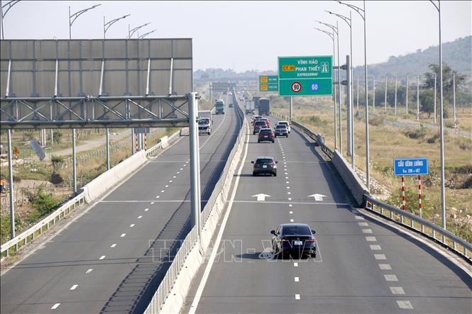 Cao tốc Vĩnh Hảo - Phan Thiết (Lâm Đồng) dài hơn 100km đã đưa vào vận hành thử nghiệm hệ thống theo dõi giao thông thông minh. Ảnh: Nguyễn Thanh - TTXVN