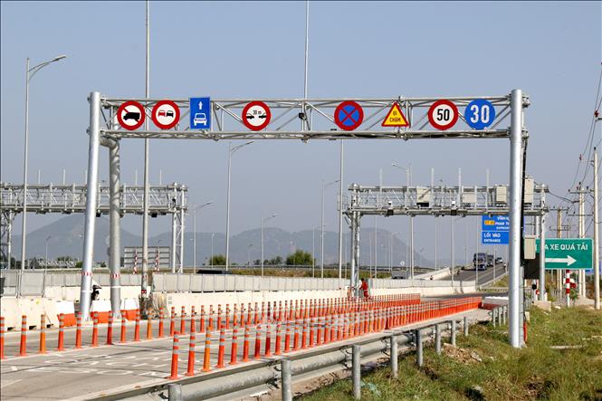 Lối vào cao tốc Vĩnh Hảo - Phan Thiết (Lâm Đồng) tại nút giao Ma Lâm được trang bị hệ thống theo dõi giao thông thông minh (ITS) ghi nhận thông tin phương tiện tham gia giao thông. Ảnh: Nguyễn Thanh - TTXVN