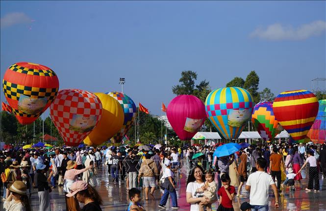 Những chiếc khinh khí cầu nhiều màu sắc tại Quảng trường Sa Đéc (phường Sa Đéc, tỉnh Đồng Tháp). Ảnh: Nhựt An - TTXVN