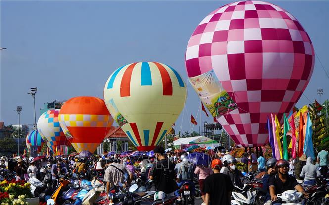 Những chiếc khinh khí cầu nhiều màu sắc tại Quảng trường Sa Đéc (phường Sa Đéc, tỉnh Đồng Tháp). Ảnh: Nhựt An - TTXVN