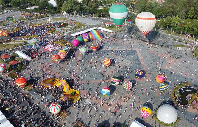 Rất đông người dân, du khách đến xem trình diễn khinh khí cầu tại Quảng trường Sa Đéc (phường Sa Đéc, tỉnh Đồng Tháp). Ảnh: Nhựt An - TTXVN