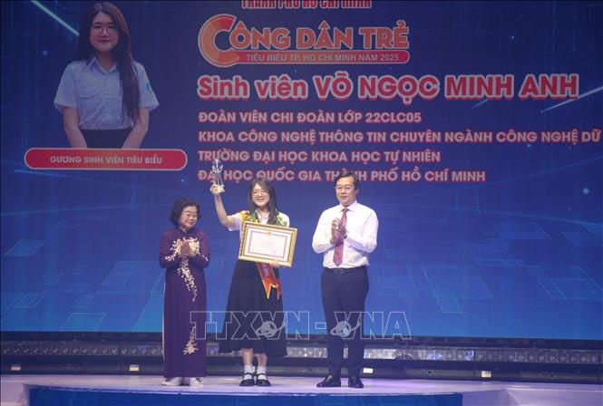 Lãnh đạo Thành phố Hồ Chí Minh trao danh hiệu Công dân trẻ tiêu biểu cho sinh viên Võ Ngọc Minh Anh. Ảnh: Thu Hương - TTXVN