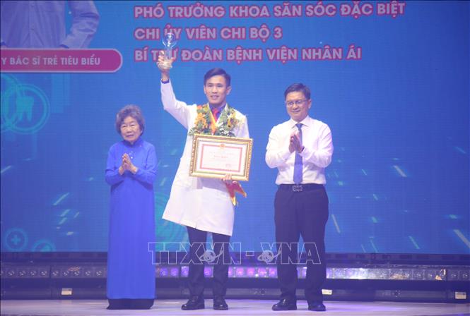 Lãnh đạo Thành phố Hồ Chí Minh trao danh hiệu Công dân trẻ tiêu biểu cho bác sĩ Nròng K’ Duy Py. Ảnh: Thu Hương - TTXVN