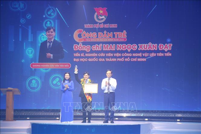Ông Trần Lưu Quang, Bí thư Trung ương Đảng, Bí thư Thành ủy Thành phố Hồ Chí Minh và chị Nguyễn Phạm Duy Trang, Bí thư Trung ương Đoàn, Chủ tịch Hội đồng Đội Trung ương trao danh hiệu Công dân trẻ tiêu biểu cho Tiến sĩ, nghiên cứu viên Mai Ngọc Xuân Đạt. Ảnh: Thu Hương - TTXVN