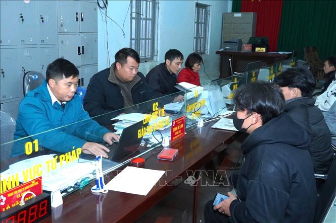 Giải quyết thủ tục hành chính cho người dân tại Trung tâm hành chính công xã Sơn Vĩ (tỉnh Tuyên Quang). Ảnh: Mịnh Tâm-TTXVN