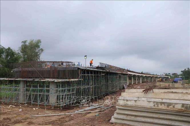 Với tốc độ thi công như hiện nay, dự kiến cả 3 cầu cạn trên đường dẫn sẽ hoàn thành trước tháng 4/2026. Ảnh: Đoàn Hữu Trung - TTXVN